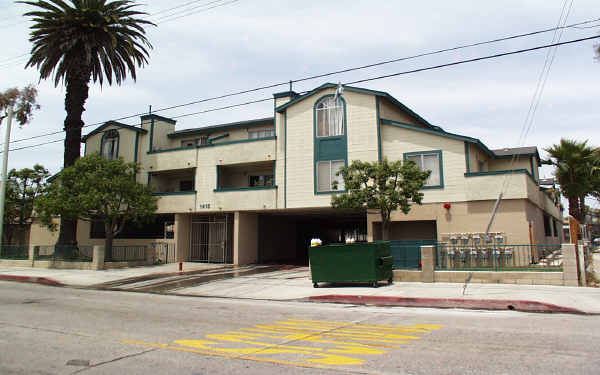 1415 W 5th St in Santa Ana, CA - Foto de edificio