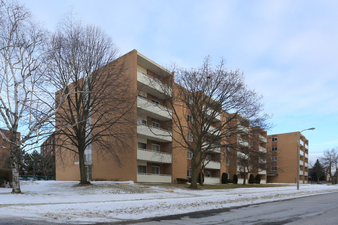 Confederation Apartments in Kitchener, ON - Building Photo