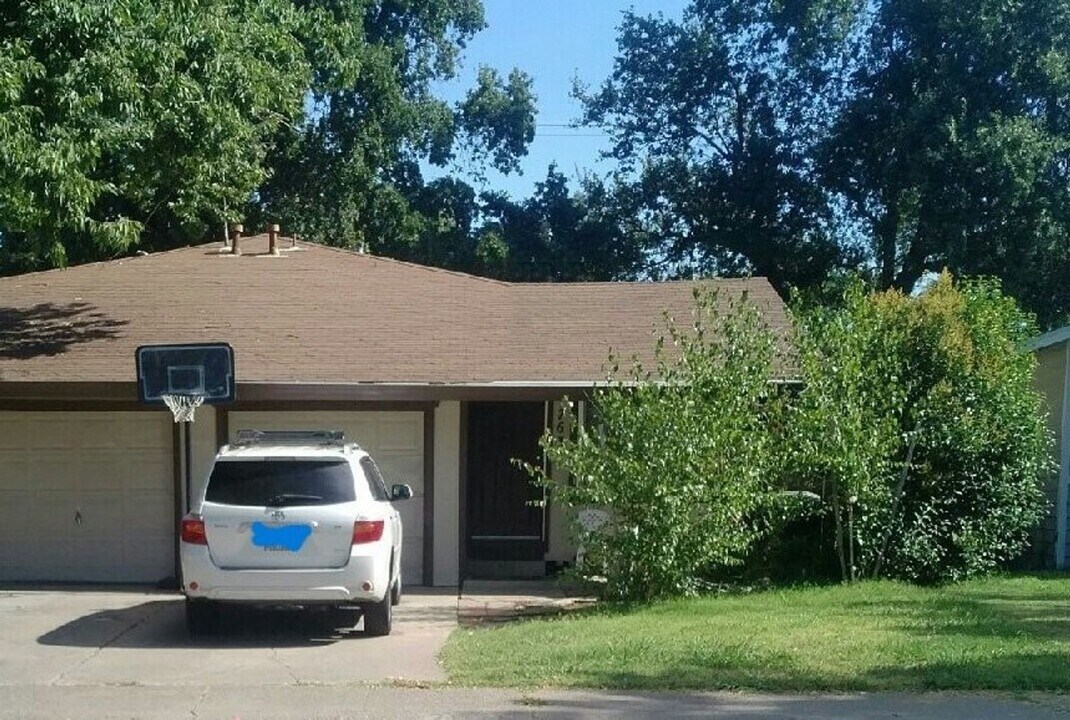 7629-7631 San Simeon Dr in Citrus Heights, CA - Foto de edificio