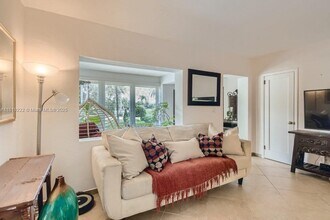 6890 SW 51st St in Miami, FL - Building Photo - Building Photo