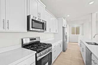 9225 SW Vermillion Dr in Tualatin, OR - Foto de edificio - Building Photo