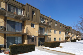 Fairway Greens Apartments in Wheeling, IL - Building Photo - Building Photo