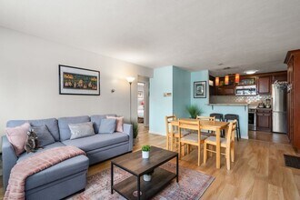 31 Warren St in Waltham, MA - Foto de edificio - Building Photo