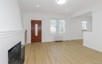 11 Floyd Pl in Great Neck, NY - Building Photo - Building Photo