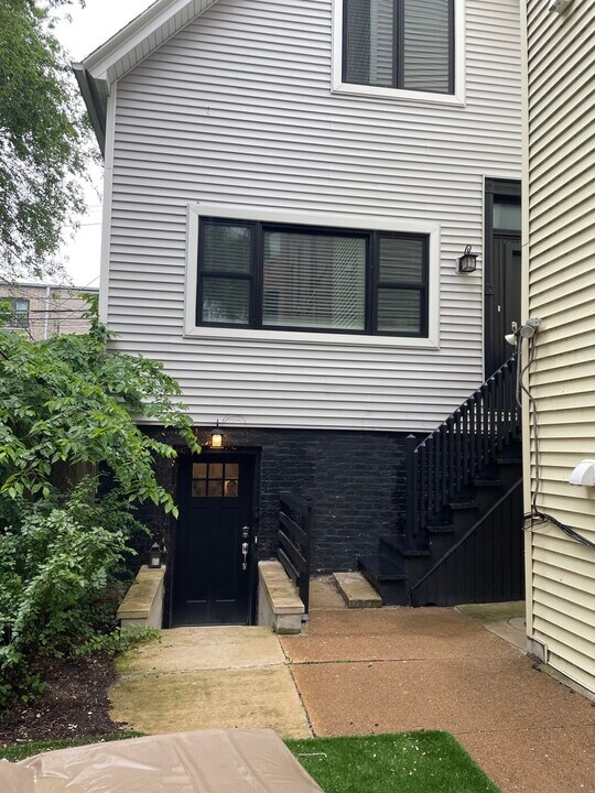 1037 W Wellington Ave in Chicago, IL - Building Photo