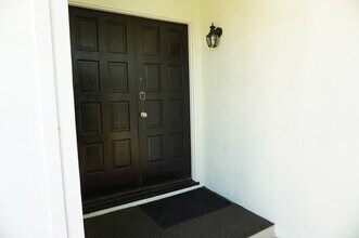 18243 Superior St in Northridge, CA - Foto de edificio - Building Photo