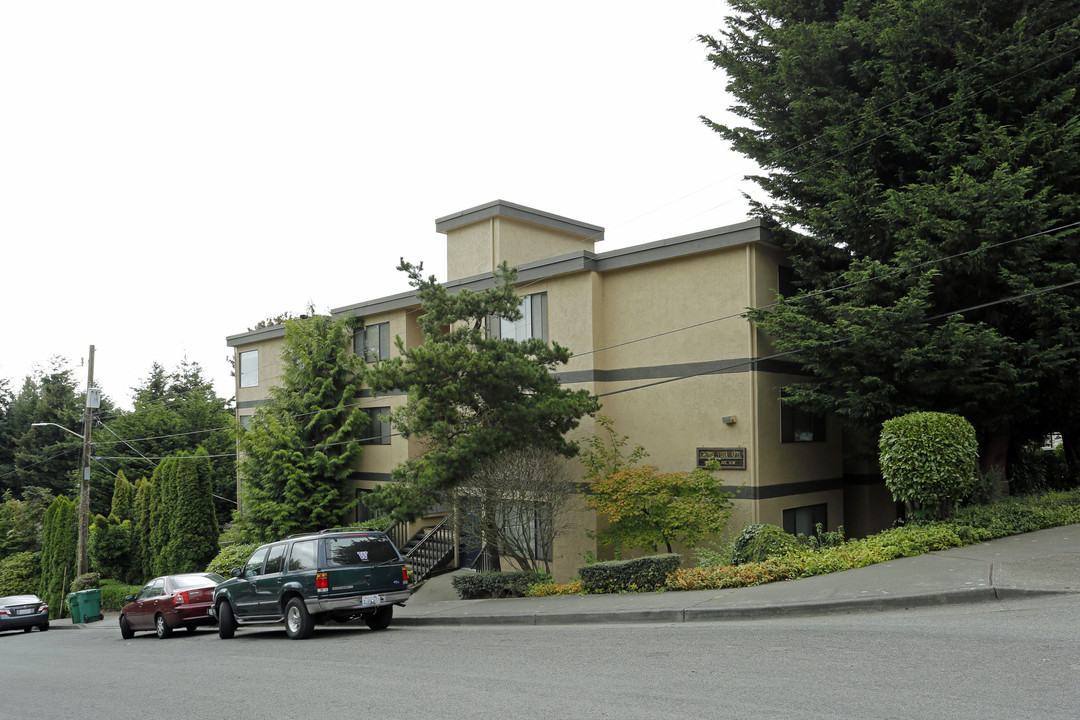 The Crown Vista Apartments in Seattle, WA - Building Photo