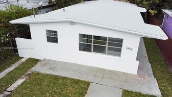 1557 NW 66th St in Miami, FL - Building Photo