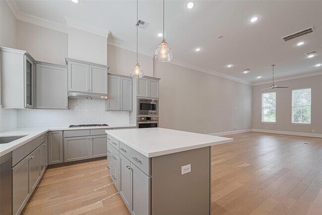 9518 London Bridge Station in Houston, TX - Building Photo - Building Photo