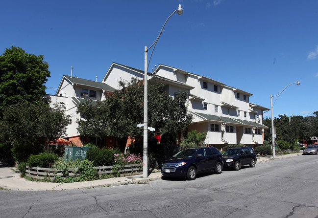 615-627 Melita Cres in Toronto, ON - Building Photo - Primary Photo