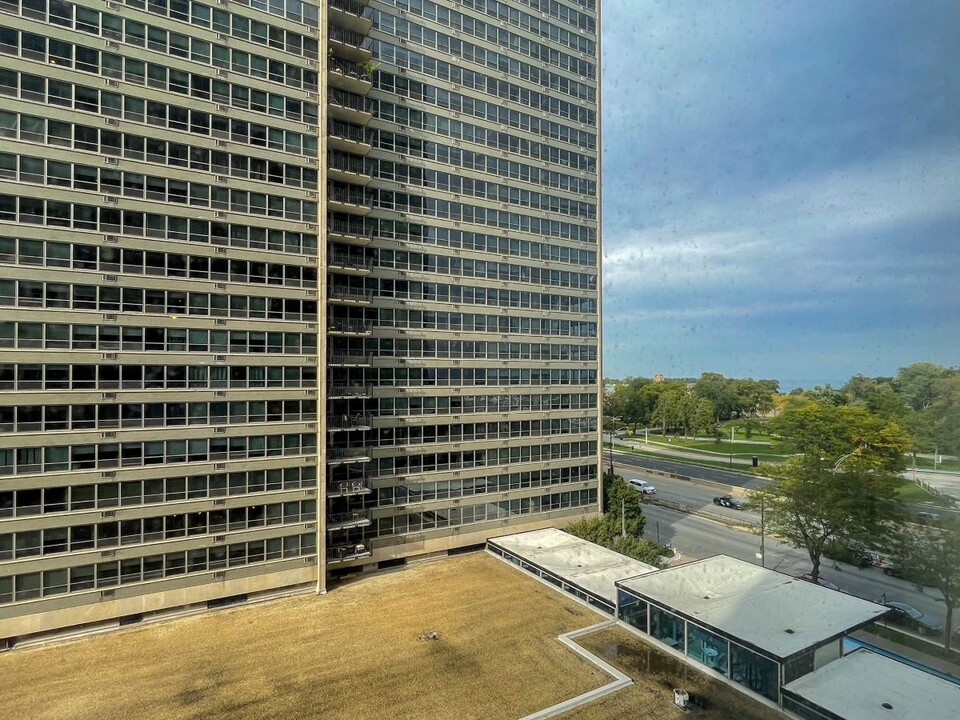 3550 N Lake Shore Dr, Unit 807 in Chicago, IL - Foto de edificio