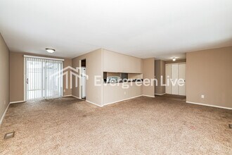 5714 Troy Villa Blvd in Huber Heights, OH - Foto de edificio - Building Photo