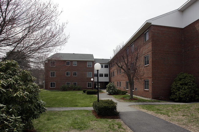 Ashland House in Ashland, MA - Foto de edificio - Building Photo