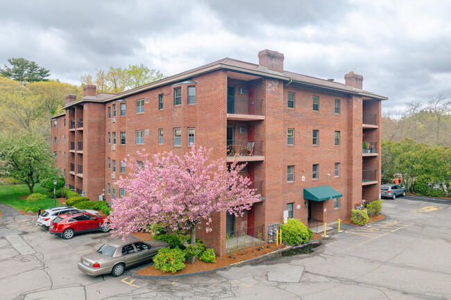 Totten Pond Village in Waltham, MA - Foto de edificio - Building Photo