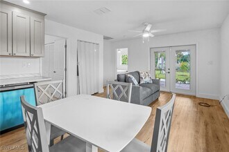 1046 Periwinkle Way in Sanibel, FL - Foto de edificio - Building Photo