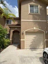 8537 SW 214th Ln in Cutler Bay, FL - Foto de edificio - Building Photo