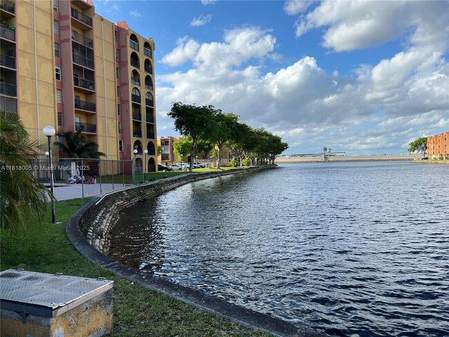 4801 NW 7th St in Miami, FL - Building Photo - Building Photo