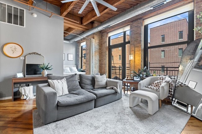 1040 W Adams St, Unit 217 in Chicago, IL - Foto de edificio - Building Photo