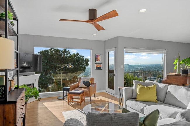 4350 Summit Dr in La Mesa, CA - Foto de edificio - Building Photo