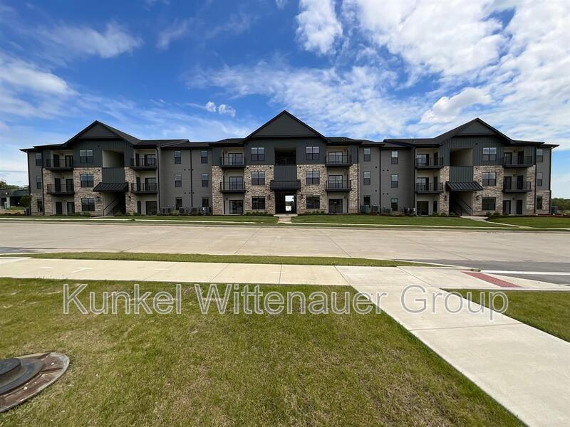 90 Magnolia Dr in Glen Carbon, IL - Building Photo