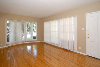 Sylvan Garden Apartments in Van Nuys, CA - Building Photo - Interior Photo