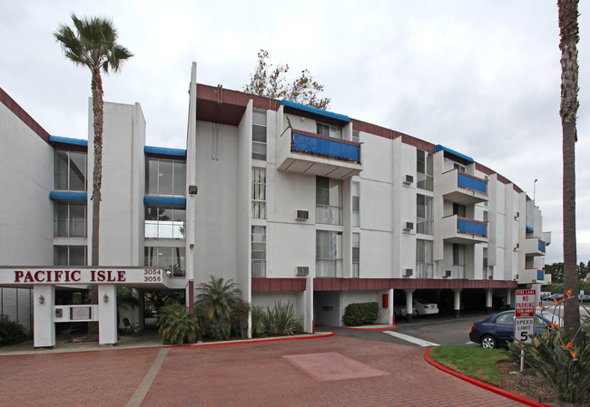 Pacific Isle Condominiums in San Diego, CA - Foto de edificio - Building Photo