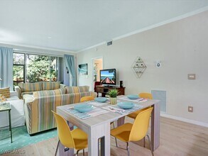 7095 Barrington Cir in Naples, FL - Foto de edificio - Building Photo