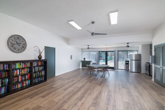 55+ Senior Living at Quail Creek Apartments in Escondido, CA - Foto de edificio - Interior Photo