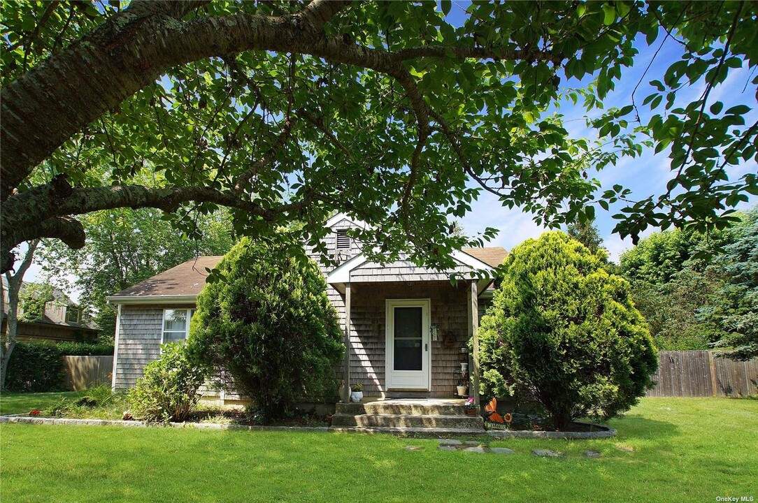 21 Farmstead Ln in Water Mill, NY - Building Photo