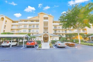 360 Horse Creek Dr in Naples, FL - Building Photo