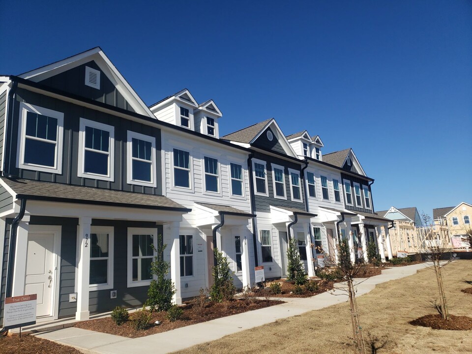 984 Anchor Wy in York, SC - Building Photo