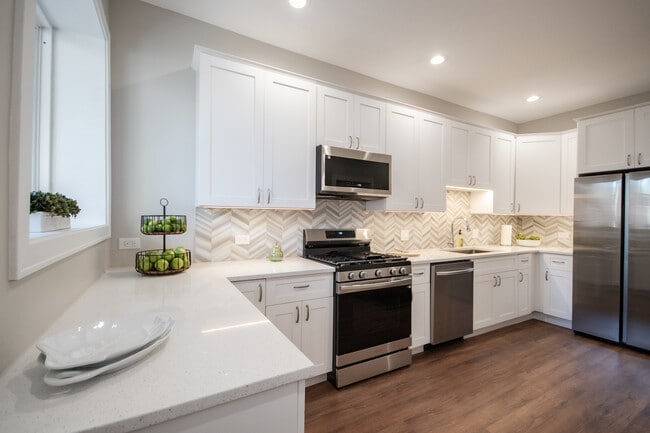 2327 N Southport Ave, Unit 1 in Chicago, IL - Building Photo - Building Photo