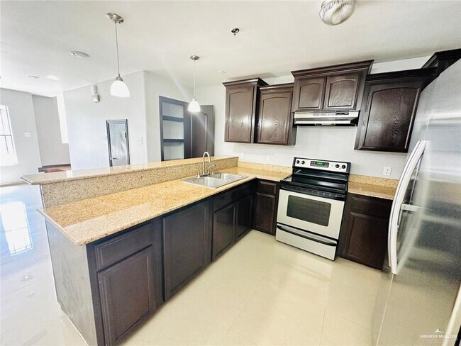 8 West Dr in Pharr, TX - Foto de edificio - Building Photo