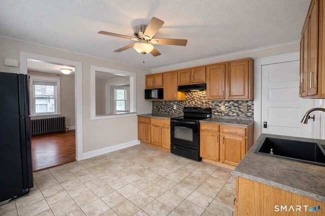 557 Strong St in East Haven, CT - Building Photo - Building Photo