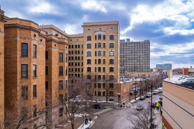 Green Brier in Chicago, IL - Building Photo - Building Photo