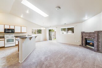 12215 121st Ave Ct E in South Hill, WA - Foto de edificio - Building Photo