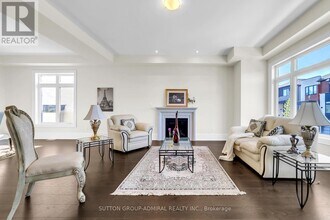 23 Kingwood Ln in Aurora, ON - Building Photo - Building Photo