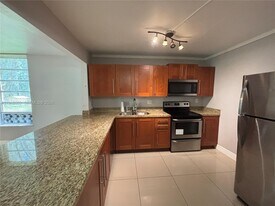 400 Commodore Dr in Plantation, FL - Building Photo