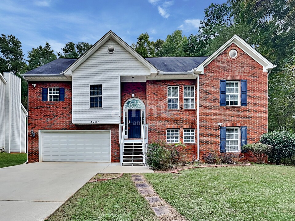 4701 W Lake Dr SE in Conyers, GA - Building Photo