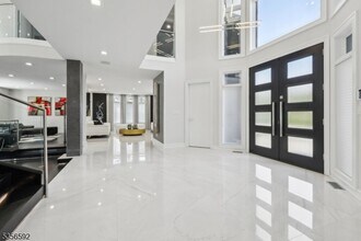 63 Roberts Rd in Englewood Cliffs, NJ - Building Photo - Building Photo
