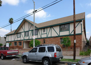 21817 Lanark St in Canoga Park, CA - Foto de edificio - Building Photo