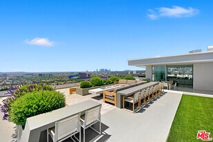 1100 Alta Loma Rd in West Hollywood, CA - Building Photo
