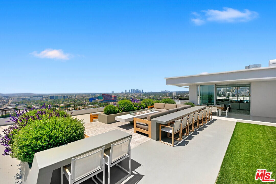 1100 Alta Loma Rd in West Hollywood, CA - Building Photo