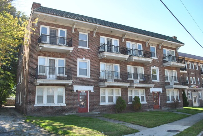 Overlake Apartments in Cleveland, OH - Building Photo - Building Photo