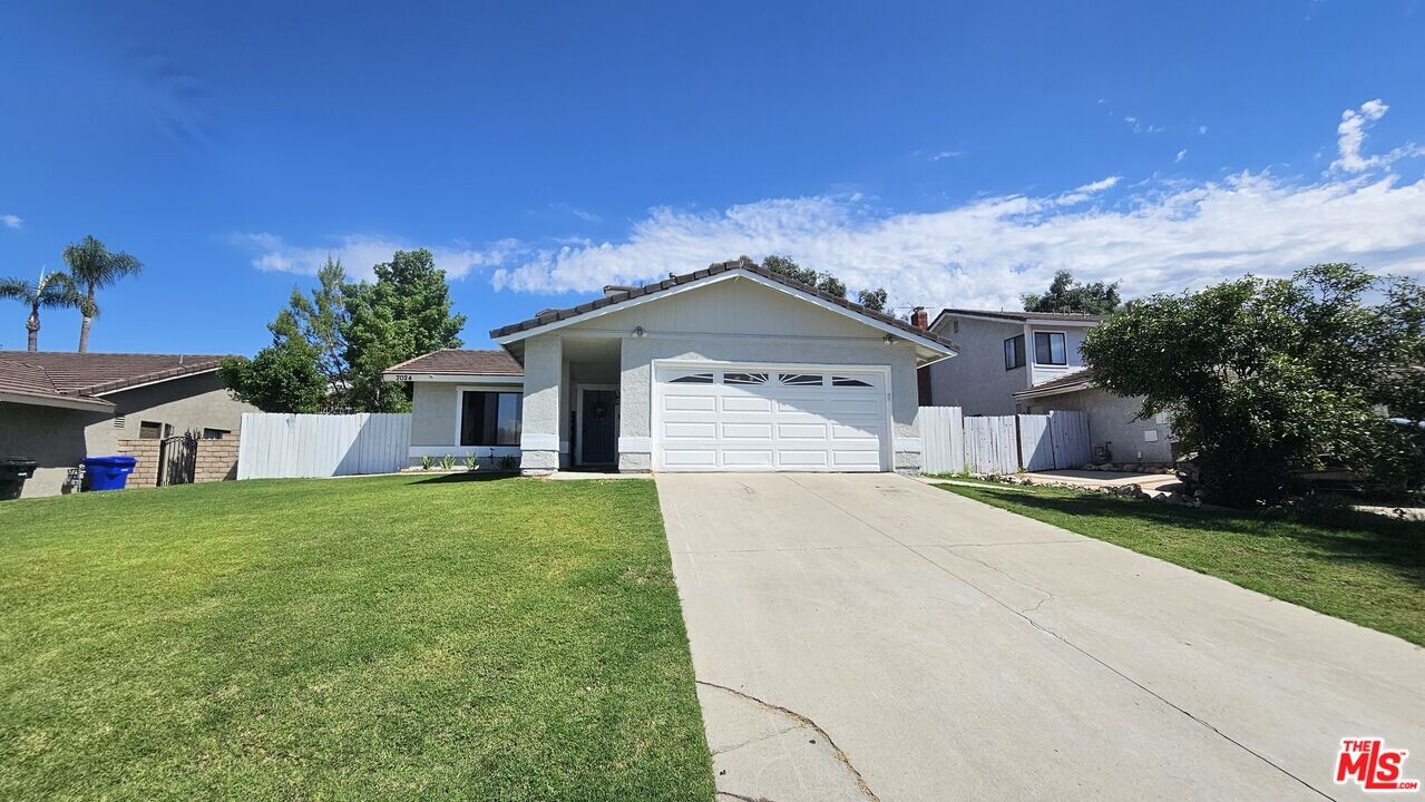 7024 Laurel Pl in Highland, CA - Foto de edificio