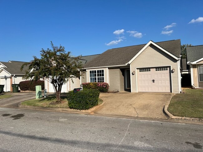 1445 Gardenia Ave in Tuscaloosa, AL - Foto de edificio - Building Photo