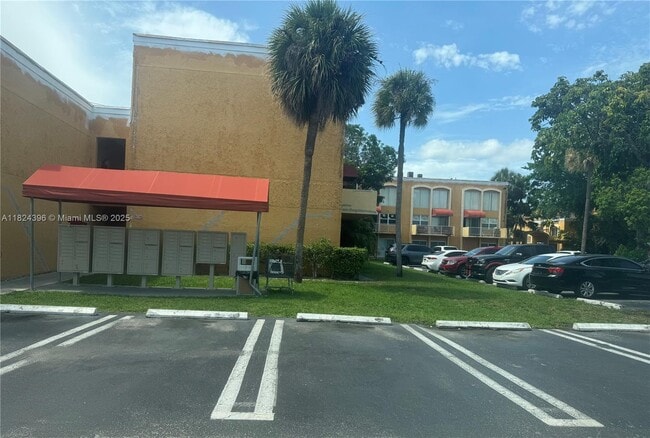 17901 NW 68th Ave in Hialeah, FL - Building Photo - Building Photo
