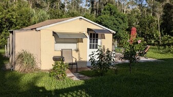 3232 Carrington Dr, Unit Cottage in North Fort Myers, FL - Building Photo