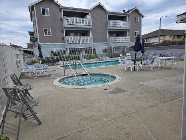 7796 Essex Dr, Unit 00 in Huntington Beach, CA - Foto de edificio - Building Photo