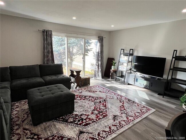 47 Olcott Way in Ridgefield, CT - Foto de edificio - Building Photo